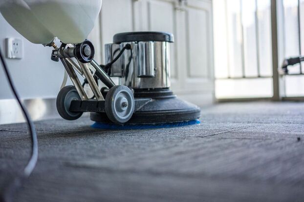 Brosser un tapis avec une monobrosse