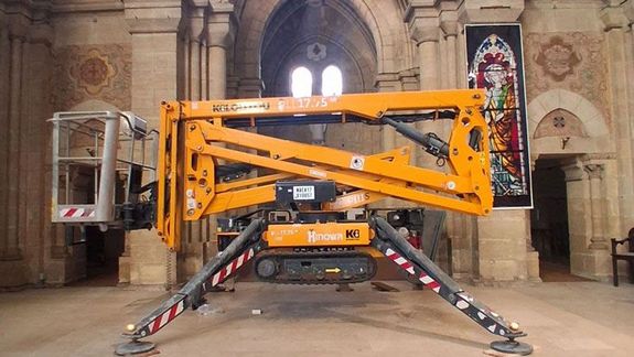 Restaurer des vitraux grâce à une nacelle araignée