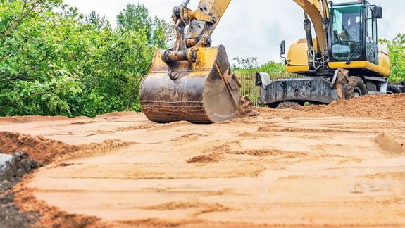 Comment niveler un terrain avec une mini-pelle ?
