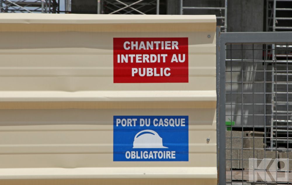 Barrière de chantier et pictogrammes personnalisés