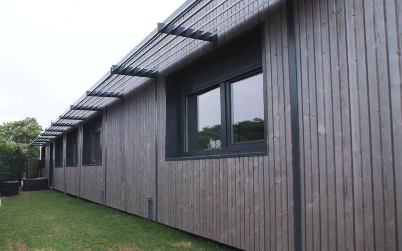 Bardage en bois pour une construction modulaire