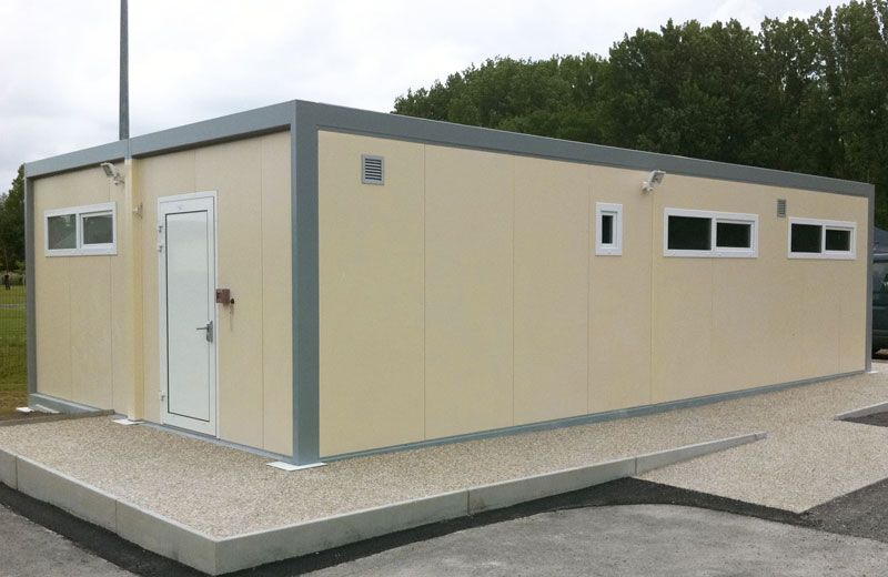 bâtiment modulaire avec une fondation dalle béton