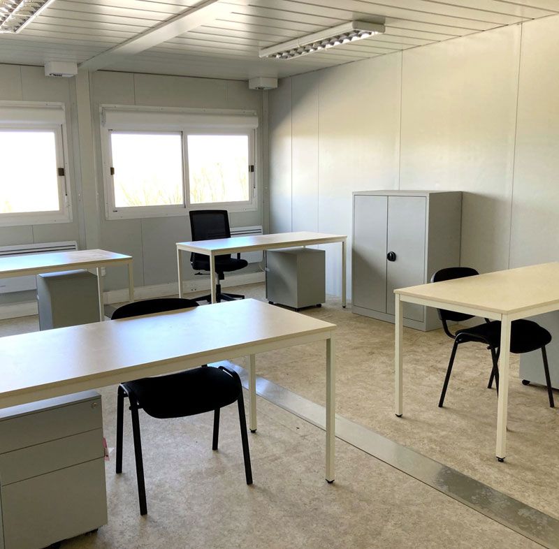 Bureau avec mobilier bâtiment préfabriqué