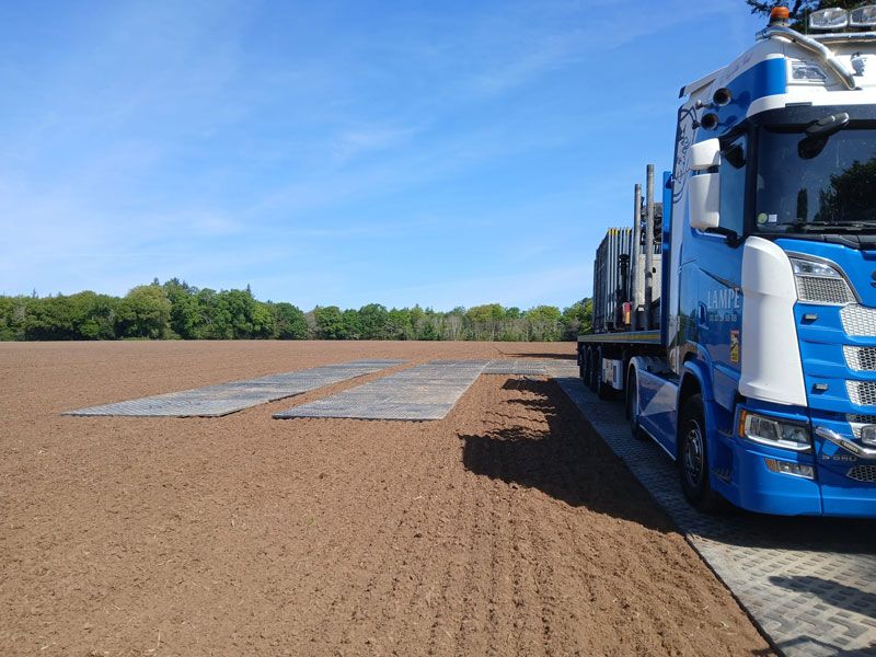 Camion poids lourd sur plaques de roulage