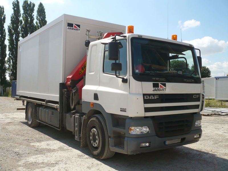 Camion plateau équipé d'une grue