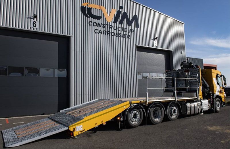 Camion porte-engin équipé de la passerelle latérale extensible CVIM