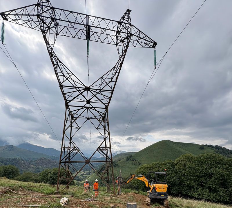 Chantier ligne haute tension avec une pelleteuse