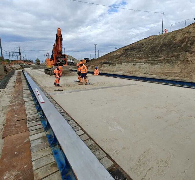 Chantier du ripage d'un pont à l'aide de ponts lourds en acier