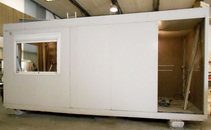Bungalow de chantier utilisé pour construire une hutte de chasse