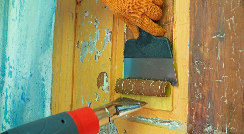Décapage de peinture à l'aide d'un décapeur thermique