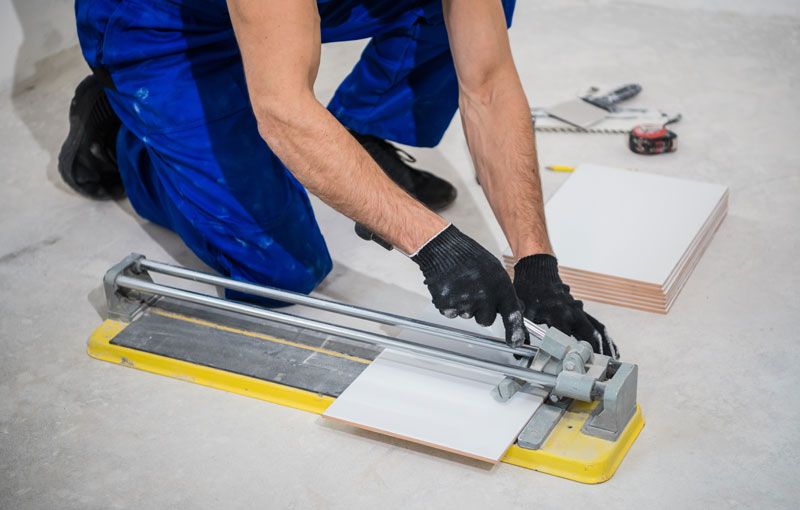 découpe de carrelage avec une carrelette
