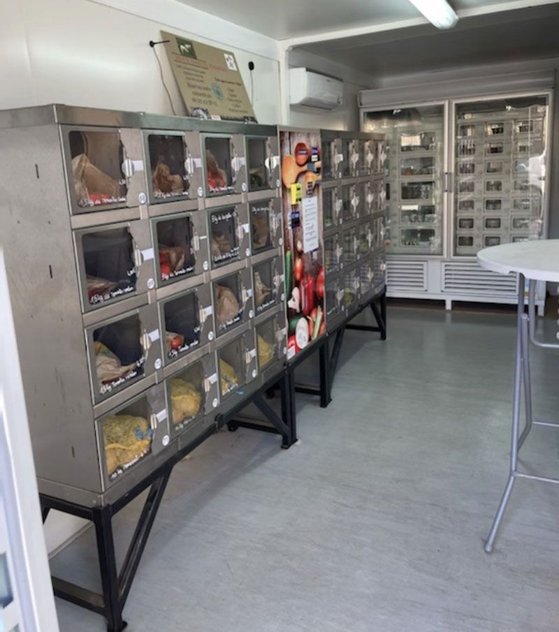 Distributeur alimentaire dans un bungalow de chantier