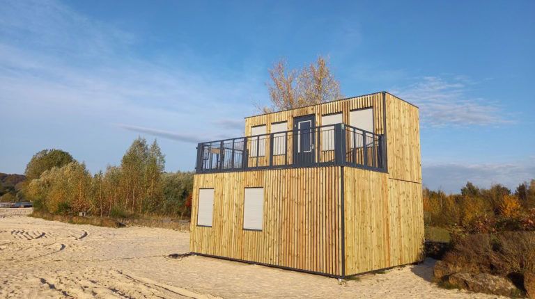 Bungalow modulaire avec bardage sur fondation en pieux vissés