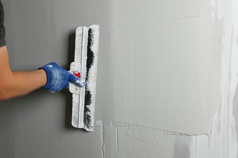 Le lissage d'enduit d'un mur