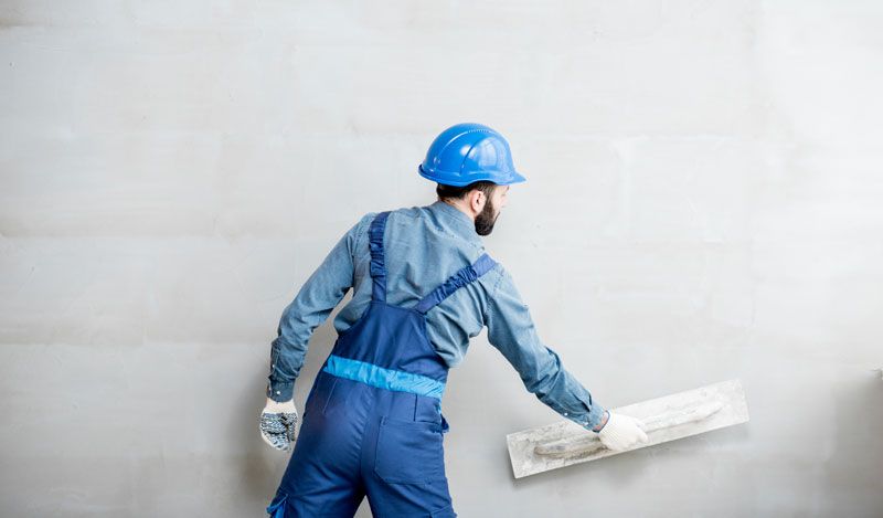 Lissage d'enduit sur mur intérieur