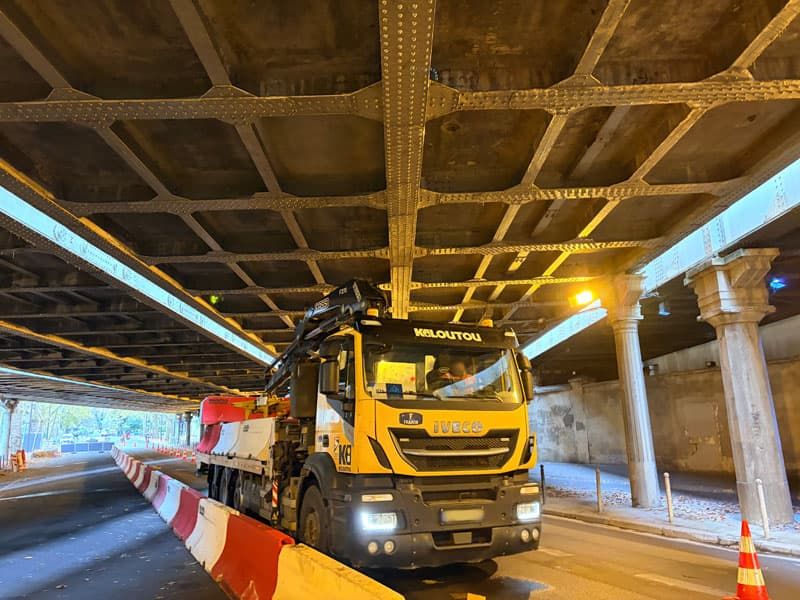 Livraison et pose de glissières GBA à l'aide d'un camion grue