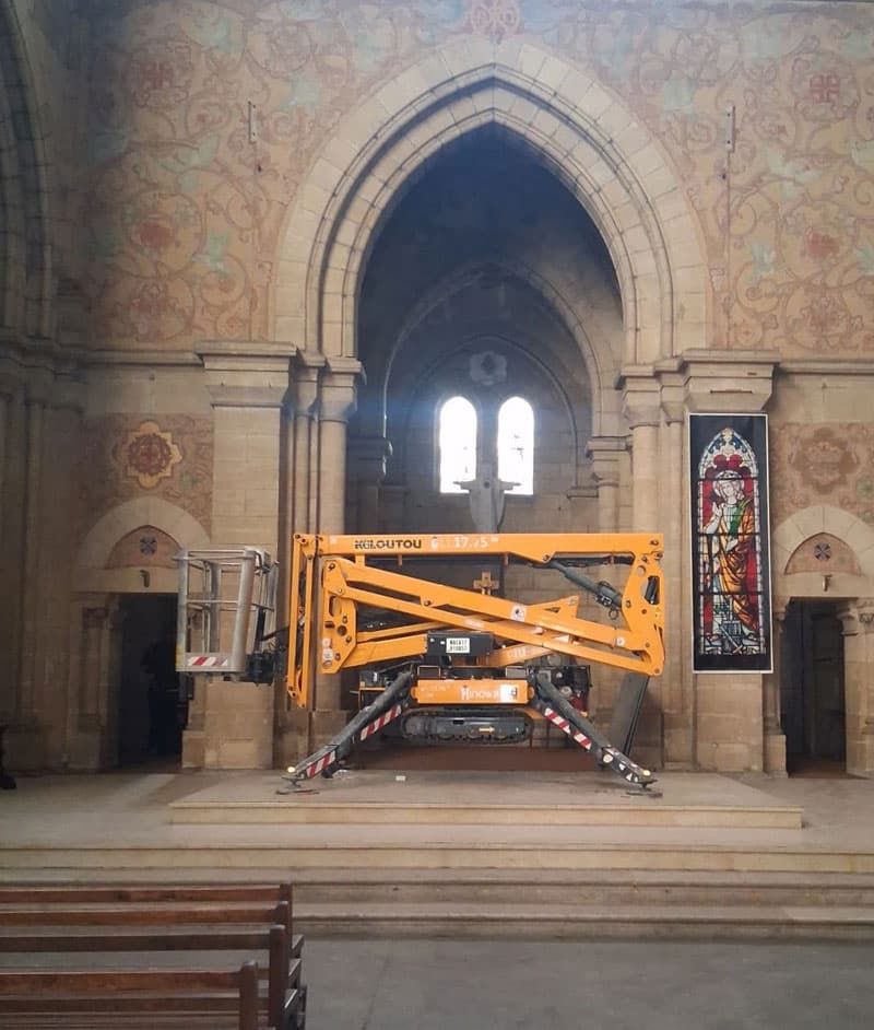 Nacelle araignée déployée dans le chœur d'une église pour rénovation vitrail