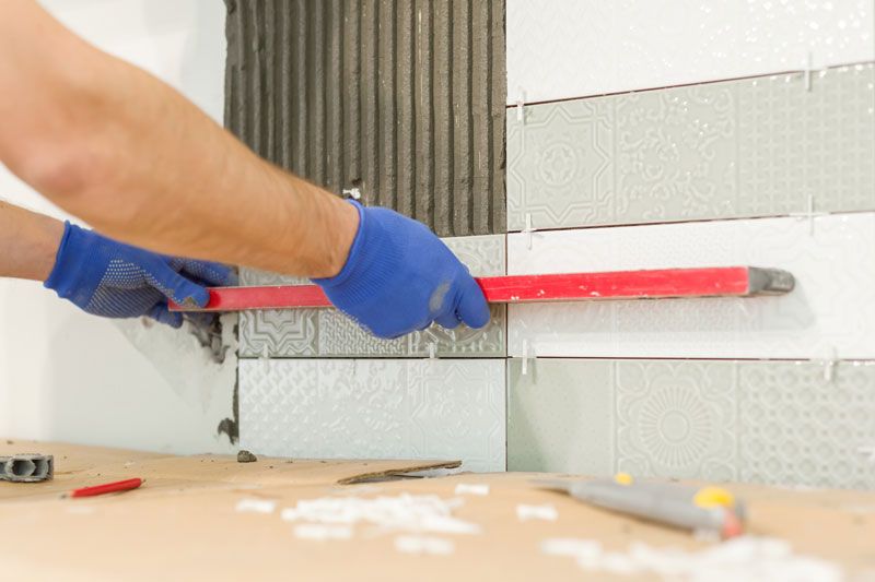Mise à niveau des carrelages sur le mur
