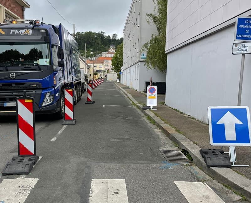 panneaux de signalisation de classe 2 installés pour une bonne visibilité