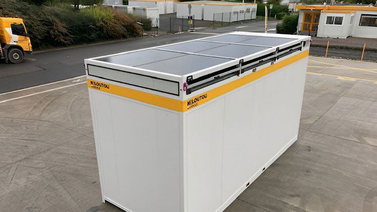 bungalow chantier Kiloutou avec des panneaux solaires