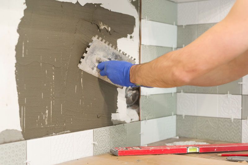 Préparation du mur avant la pose du carrelage mural