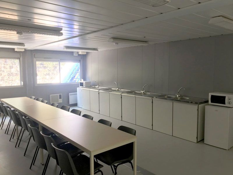 Réfectoire modulaire dans une base vie de chantier