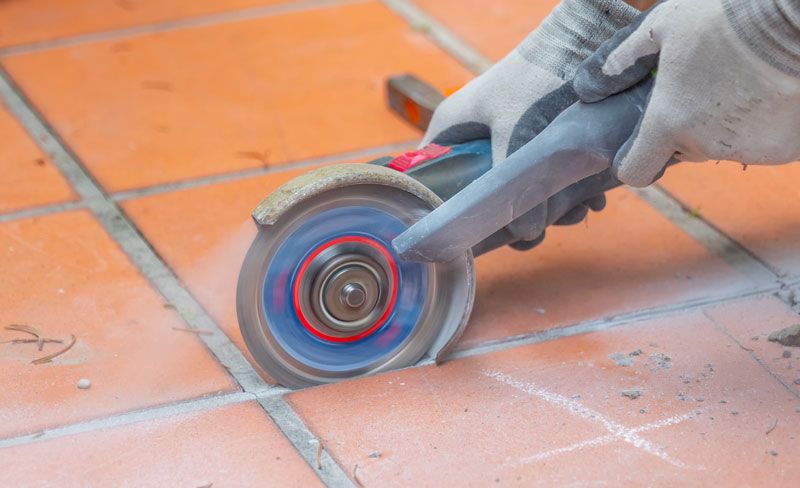 Retrait joint de carrelage avec une disqueuse