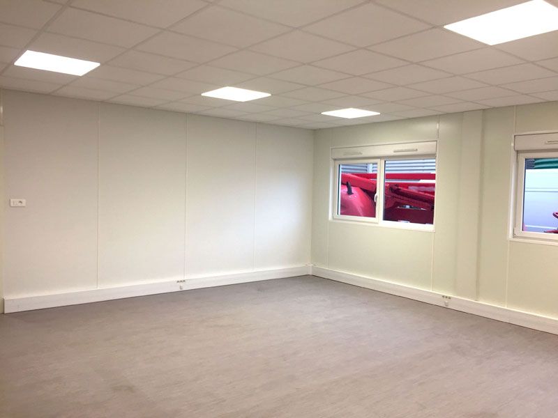 Grande salle dans un bâtiment modulaire