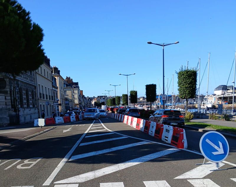 Séparateur de voies avec du trafic dense