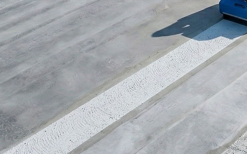 sol en béton grenaillé avec une grenailleuse