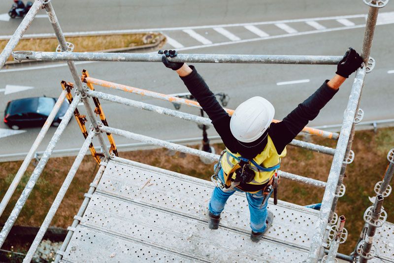 Travailler en hauteur sur un échafaudage avec un harnais